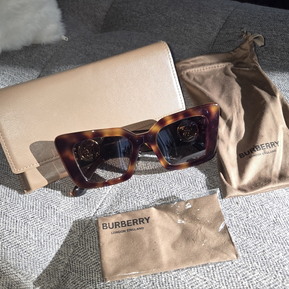 Burberry Daisy sunglasses with case